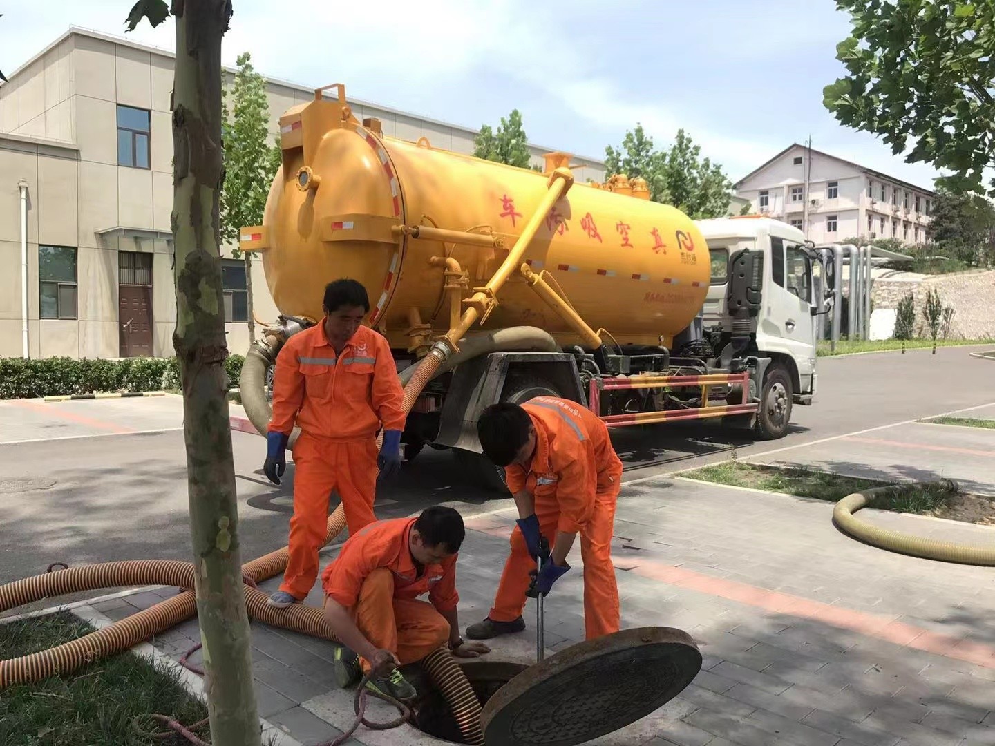 大邑管道疏通车停在窨井附近